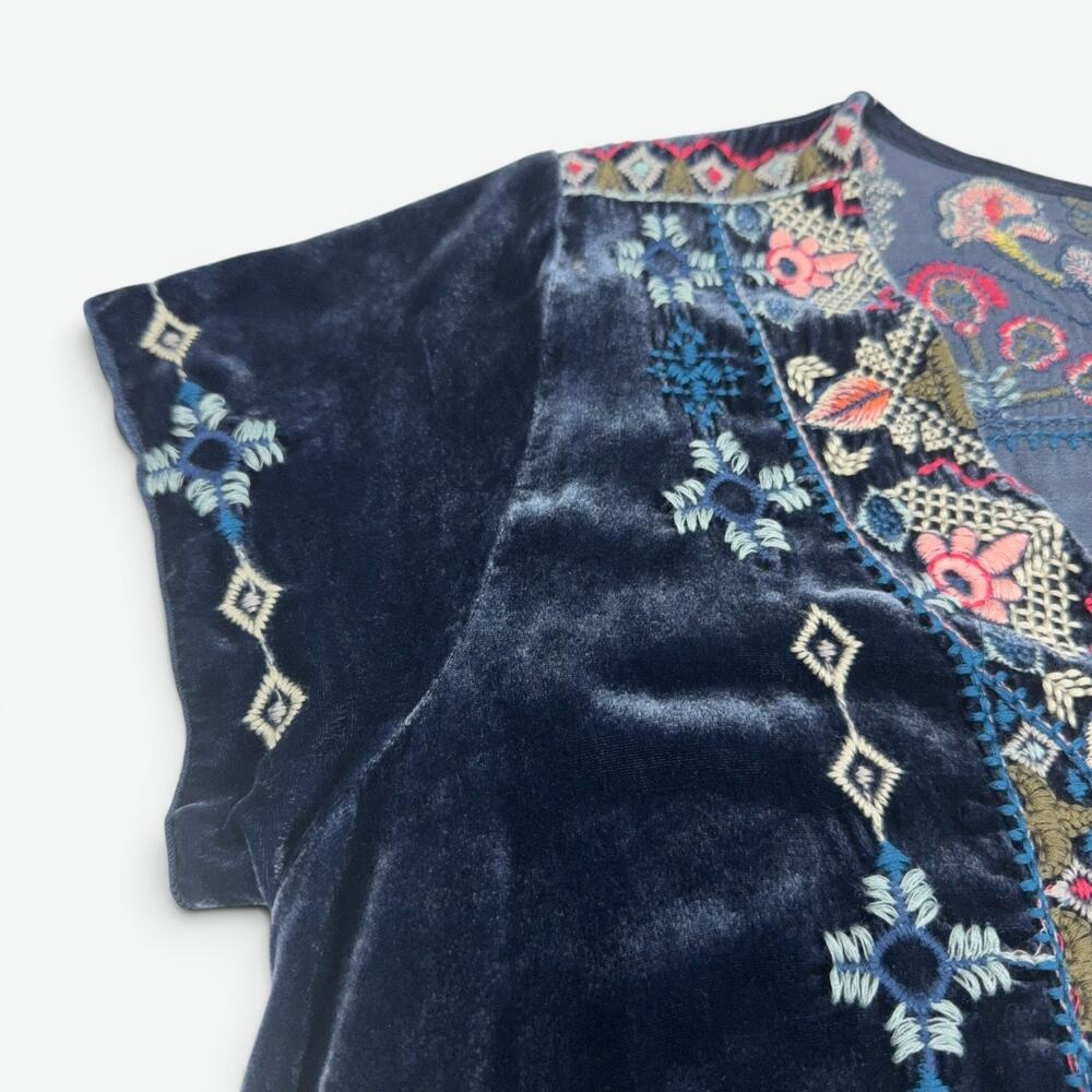 Johnny Was Los Angeles Velvet Tunic Top Womens Medium Blue Embroidered Boho - Picture 4 of 11